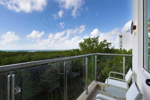 Elle comprend un balcon offrant une vue sur la forêt. dans l'établissement Residence Inn by Marriott Cancun Hotel Zone, à Cancún
