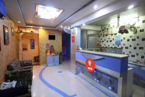 a lobby of a hospital with a fish tank at Hotel O Liberty in Ahmedabad