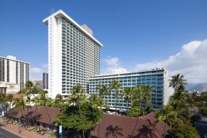 un edificio alto y blanco con palmeras delante en Sheraton Princess Kaiulani, en Honolulu