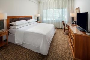 TV a/nebo společenská místnost v ubytování Sheraton Princess Kaiulani Waikiki Beach