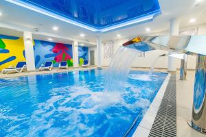 basen ze zjeżdżalnią wodną w pokoju hotelowym w obiekcie Hotel New Skanpol w Kołobrzegu