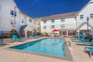 una piscina frente a un edificio en TownePlace Suites Huntsville, en Huntsville