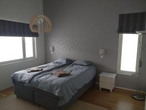 um quarto com uma cama com duas toalhas em Rauhallisella paikalla upea iso omakotitalo. em Kajaani