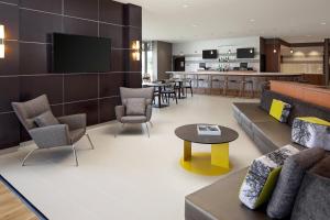 Lounge o bar area sa SpringHill Suites Green Bay
