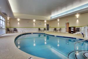 uma grande piscina num quarto de hotel em Fairfield Inn & Suites Clarksville em Clarksville