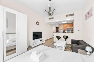 TV a/nebo společenská místnost v ubytování StoneTree - Marina Diamond Studio - Near Metro Station