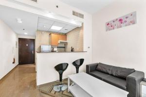 Kuchyň nebo kuchyňský kout v ubytování StoneTree - Marina Diamond Studio - Near Metro Station