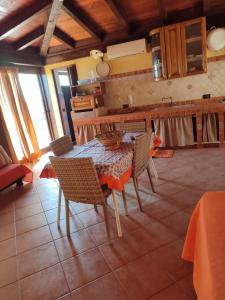 a kitchen with a table and chairs in a room at Villa in vetro in Castellammare del Golfo