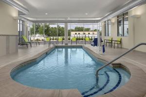 une piscine au milieu d'un bâtiment dans l'établissement SpringHill Suites by Marriott East Rutherford Meadowlands Carlstadt, à Carlstadt