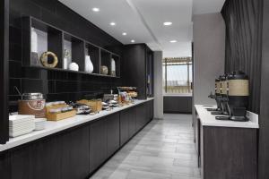 uma cozinha com um balcão com comida em SpringHill Suites by Marriott East Rutherford Meadowlands Carlstadt em Carlstadt