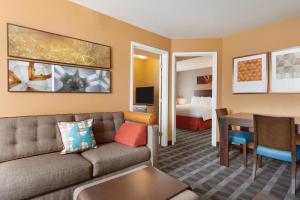 uma sala de estar com um sofá e um quarto com uma cama em TownePlace Suites by Marriott Boulder Broomfield/Interlocken em Broomfield