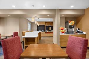 a kitchen and dining room with a table and chairs at TownePlace Suites by Marriott Boulder Broomfield/Interlocken in Broomfield