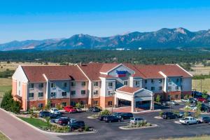 eine Luftansicht eines Hotels mit Parkplatz in der Unterkunft Fairfield Inn and Suites by Marriott Colorado Springs North Air Force Academy in Colorado Springs