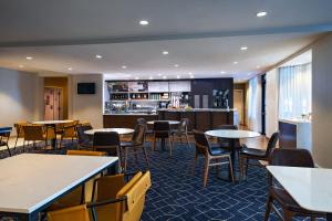 Lounge nebo bar v ubytování Courtyard by Marriott Dallas Plano in Legacy Park