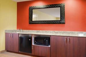 Kuchyň nebo kuchyňský kout v ubytování Courtyard by Marriott Dallas Plano in Legacy Park