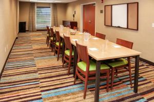 una sala de conferencias con una mesa larga y sillas en Fairfield Inn and Suites by Marriott Colorado Springs North Air Force Academy, en Colorado Springs