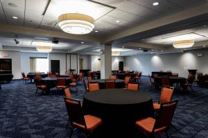 Courtyard by Marriott Cincinnati Midtown/Rookwood في سينسيناتي: قاعة اجتماعات مع طاولات وكراسي في غرفة