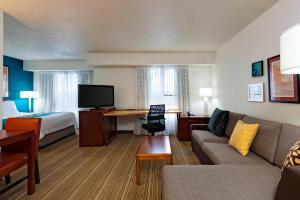 Habitación de hotel con sofá y cama en Residence Inn Chicago Southeast/Hammond, IN, en Hammond