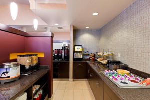 una cocina con paredes moradas y una barra con comida en Residence Inn Chicago Southeast/Hammond, IN en Hammond