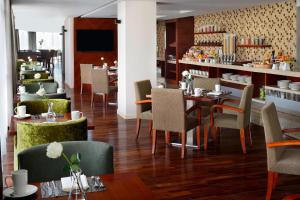 un ristorante con tavoli e sedie e un bar di Marriott Executive Apartments Addis Ababa ad Addis Abeba