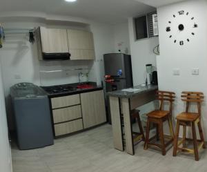 cocina con encimera, mesa y sillas en Apartamento Almendros Home, en Santa Rosa de Cabal