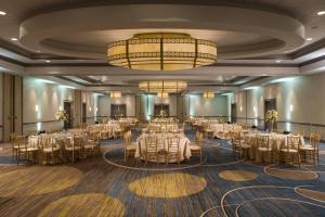 une salle de banquet avec des tables, des chaises et un lustre dans l'établissement Baltimore Marriott Inner Harbor at Camden Yards, à Baltimore