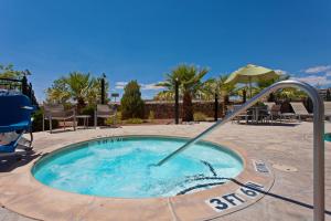 einen Whirlpool mit einem Wasserhahn auf der Terrasse in der Unterkunft SpringHill Suites by Marriott El Paso in El Paso