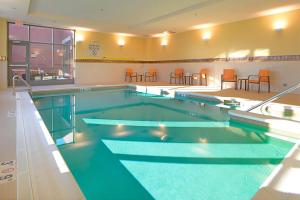 a large swimming pool in a large room at Courtyard by Marriott Muncie at Horizon Convention Center in Muncie