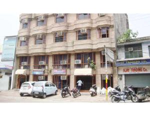 un edificio con motocicletas estacionadas frente a él en Hotel Swagat, Jammu en Jammu