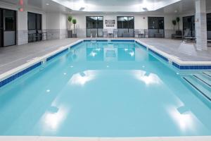 ein großer Pool mit blauem Wasser in einem Gebäude in der Unterkunft Residence Inn by Marriott Louisville East/Oxmoor in Louisville