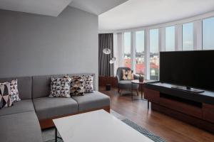TV a/nebo společenská místnost v ubytování Prague Marriott Hotel
