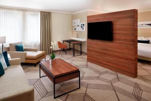 TV a/nebo společenská místnost v ubytování Prague Marriott Hotel