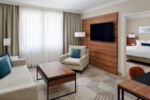 TV a/nebo společenská místnost v ubytování Prague Marriott Hotel