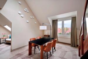 Posezení v ubytování Prague Marriott Hotel
