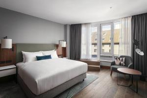 Postel nebo postele na pokoji v ubytování Prague Marriott Hotel
