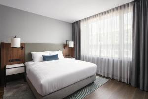 Postel nebo postele na pokoji v ubytování Prague Marriott Hotel