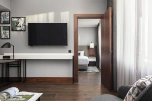 TV a/nebo společenská místnost v ubytování Prague Marriott Hotel