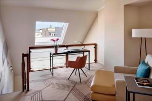 Posezení v ubytování Prague Marriott Hotel