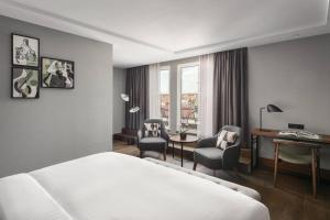 Postel nebo postele na pokoji v ubytování Prague Marriott Hotel