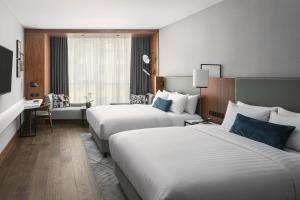Postel nebo postele na pokoji v ubytování Prague Marriott Hotel