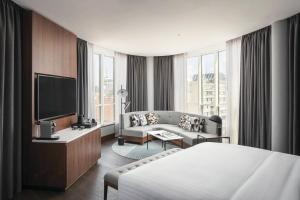 Postel nebo postele na pokoji v ubytování Prague Marriott Hotel