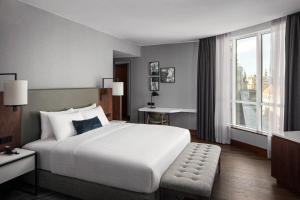 Postel nebo postele na pokoji v ubytování Prague Marriott Hotel