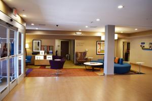 阿爾伯克基的住宿－波特蘭機場萬豪費爾菲爾德套房酒店，医院的大厅,里面摆放着蓝色的椅子和桌子
