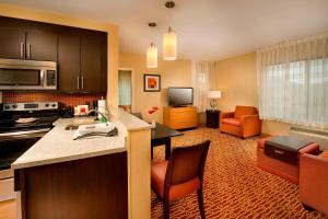 a kitchen and living room in a hotel room at TownePlace Suites Bridgeport Clarksburg in Bridgeport