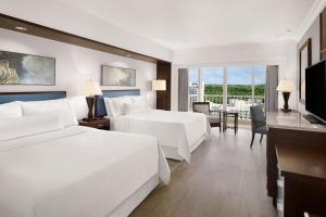 Postel nebo postele na pokoji v ubytování The Westin Resort Guam