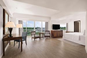 TV a/nebo společenská místnost v ubytování The Westin Resort Guam