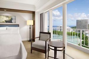 Postel nebo postele na pokoji v ubytování The Westin Resort Guam