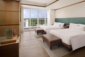 Postel nebo postele na pokoji v ubytování The Westin Resort Guam