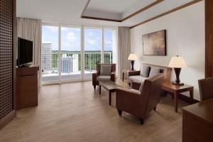 TV a/nebo společenská místnost v ubytování The Westin Resort Guam