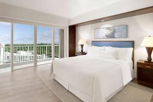 Postel nebo postele na pokoji v ubytování The Westin Resort Guam